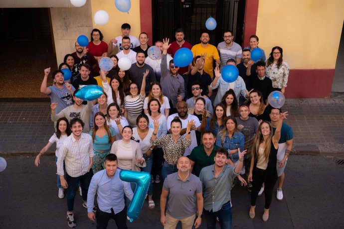 El equipo de Aiudo al completo celebra su séptimo aniversario