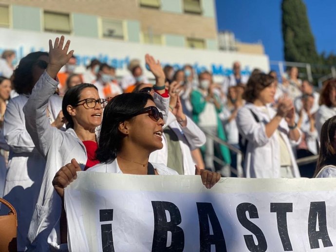 Protesta de médicos y facultativos especialistas en las puertas del Gregorio Marañón para denunciar la temporalidad