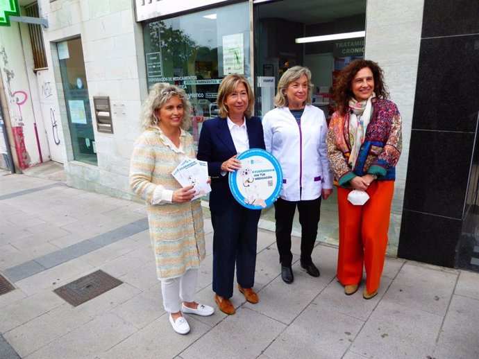 La presidenta del COFC, Sara Catrain; la vocal de Oficinas de Farmacia del COFC, Silvia Represa; la farmacéutica de Atención Primaria, Carolina González-Criado; y la titular de Farmacia en la barrio coruñés de Monelos, Belén Cobián