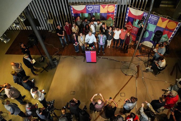 (I-D) La número dos de la lista Rosa Pérez Garijo; el candidato de Unides Podem - Esquerra Unida a la Presidencia de la Generalitat, Héctor Illueca y la candidata a la Alcaldía de Valncia, Pilar Lima.