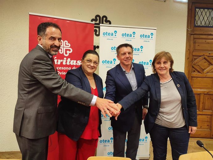 El director del área de Trabajo e inmigración de la Delegación del Gobierno, David González, la directora de Cáritas, Elsa Suárez, el presidente de Otea, José Luis Álvarez Almeida, y la directora del Sepepa, Pilar Varela.