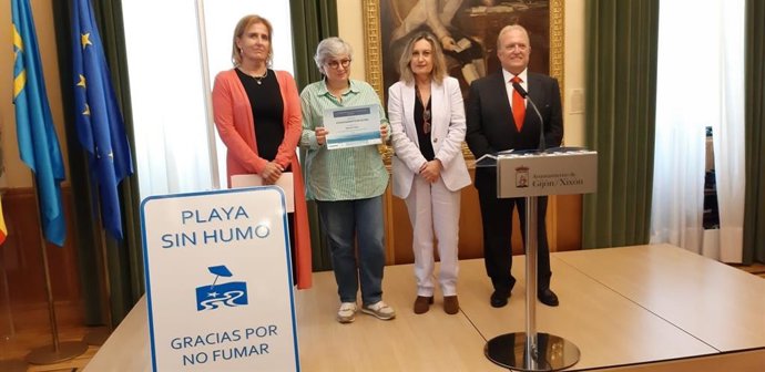Entrega a la  alcaldesa de Gijón en funciones, Ana González, del diploma acreditativo del arenal gijonés de San Lorenzo como playa sin humos.