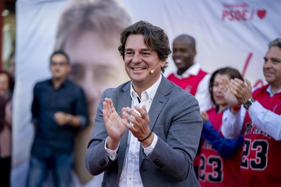 El alcalde de Fuenlabrada, Javier Ayala, durante un acto electoral en la Plaza de España, a 12 de mayo de 2023, en Fuenlabrada, Madrid (España). El acto coincide con el inicio de la campaña electoral para las elecciones autonómicas y municipales del 28 