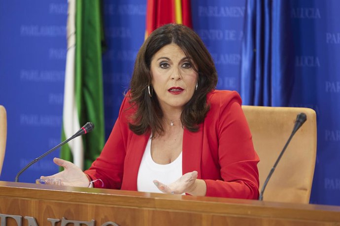 La portavoz del Grupo Parlamentario Socialista, Ángeles Férriz, durante la ronda de ruedas de prensa de portavoces de los grupos parlamentarios con motivo de la reunión de la Mesa y de la Junta de Portavoces en el Parlamento de Andalucía, a 31 de mayo d