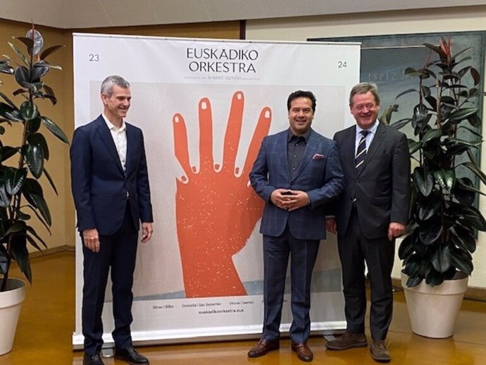 El director general de Euskadiko Orkestra, Oriol Roch, y el director titular, Robert Treviño, y el consejero de Cultura y Política Lingüística y portavoz del Gobierno Vasco, Bingen Zupiria
