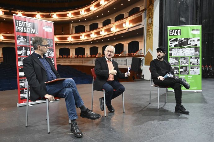 Archivo - El director del Institut Valenci de Cultura (IVC), Abel Guarinos (centro), en una imagen de archivo.