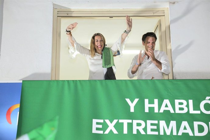 La candidata del PP a la Presidencia de la Junta de Extremadura, María Guardiola, saluda desde un balcón a su llegada a realizar el seguimiento de la jornada electoral en la sede del PP de Mérida, a 28 de mayo de 2023, en Mérida, Badajoz, Extremadura (Esp