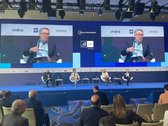 El secretari d'estat d'Economia i Suport a l'Empresa, Gonzalo García; la scia responsable d'Automoció, Indústria i Química de KPMG, Begoña Cristeto, i el 'managing director' i cap de Compass Lexecon, Jorge Padilla