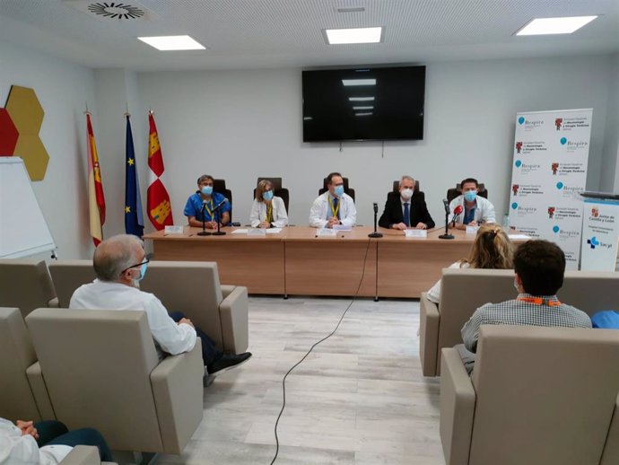 Expertos en una jornada informativa con motivo del Día Mundial sin Tabaco en el Hospital de Salamanca