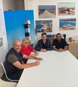 Los representantes del PP, Joan Rodríguez, y El PI, Sebastiana Gomila, en la firma del acuerdo de gobierno en Ses Salines.