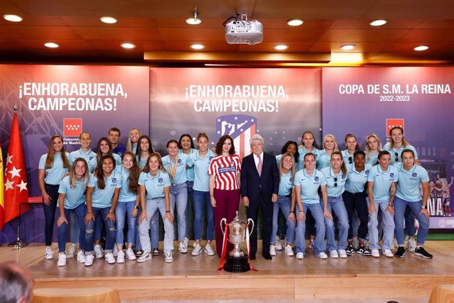 La presidenta de la Comunidad de Madrid en funciones, Isabel Díaz Ayuso, junto al presidente del Atlético de Madrid, Enrique Cerezo, y la plantilla campeona de la Copa de la Reina 2022-2023. 