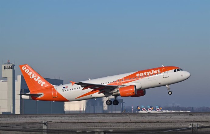 Archivo - FILED - 14 December 2022, Brandenburg, Schoenefeld: A passenger aircraft of the airline easyJet takes off from the southern runway at Berlin Brandenburg BER Airport. Photo: Patrick Pleul/dpa