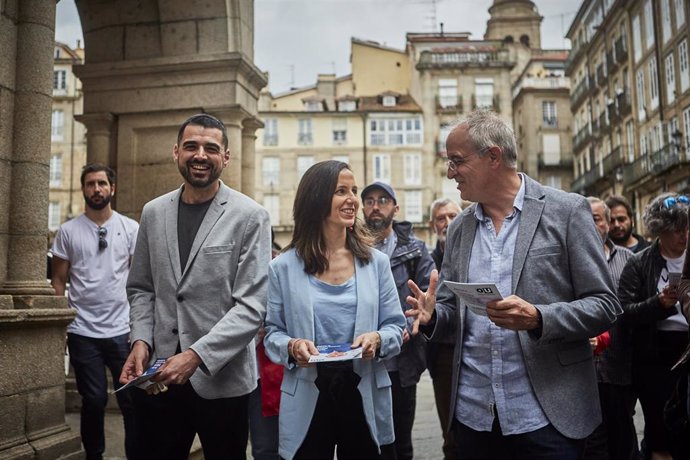 (I-D) El líder de Podemos Galicia, Borja San Ramón; la ministra de Derechos Sociales y Agenda 2030 y secretaria general de Podemos, Ione Belarra, y el candidato de Podemos a la alcaldía de Ourense, Toño Naval, conversan a su llegada a Ourense, a 5 de ma