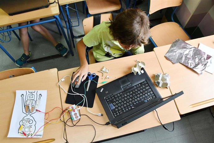 Archivo - Imagen de recurso de un niño en uno de los talleres municipales.