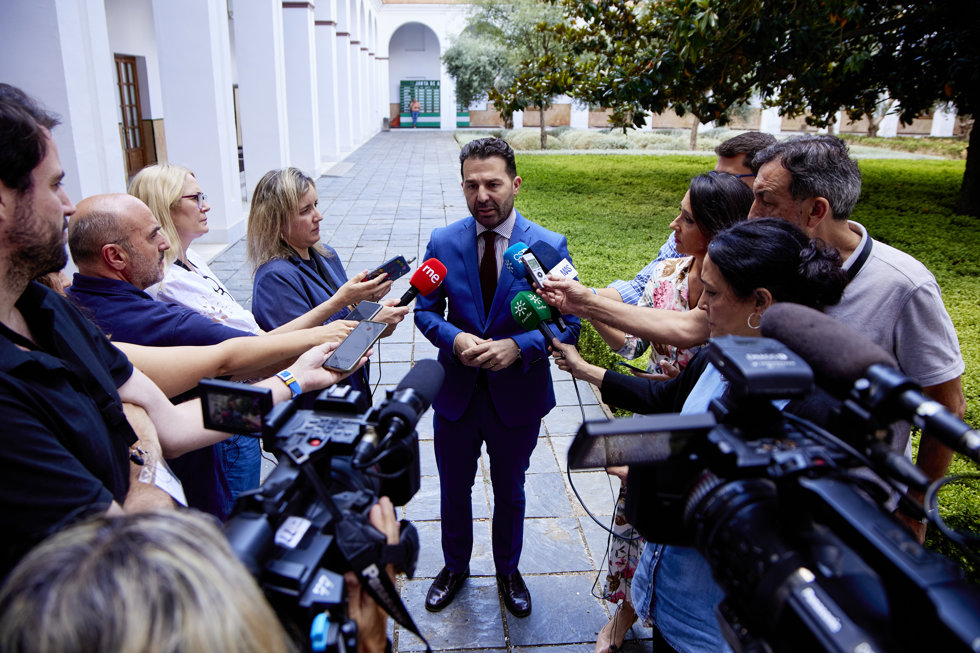 El número 3 del PSOE-A y miembro de la mesa del Parlamento de Andalucía, Noel López, atiende a los medios de comunicación en el Parlamento de Andalucía, a 31 de mayo de 2023 en Sevilla
