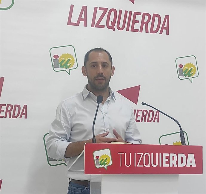 El coordinador provincial de IU Córdoba, Sebastián Pérez, en la sede provincial de su formación.