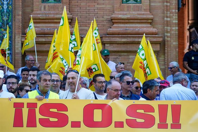 Manifestación de agricultores del Bajo Guadalquivir bajo el lema 'Asfixiados por la sequía' frente a la sede de la Delegación del Gobierno en Andalucía.