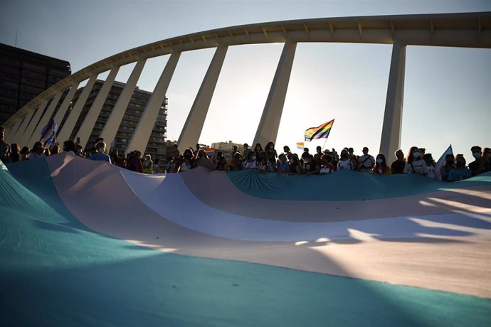 Archivo - Centenares de personas participan en una manifestación convocada por el Día Internacional del Orgullo LGTBI, a 28 de junio de 2021