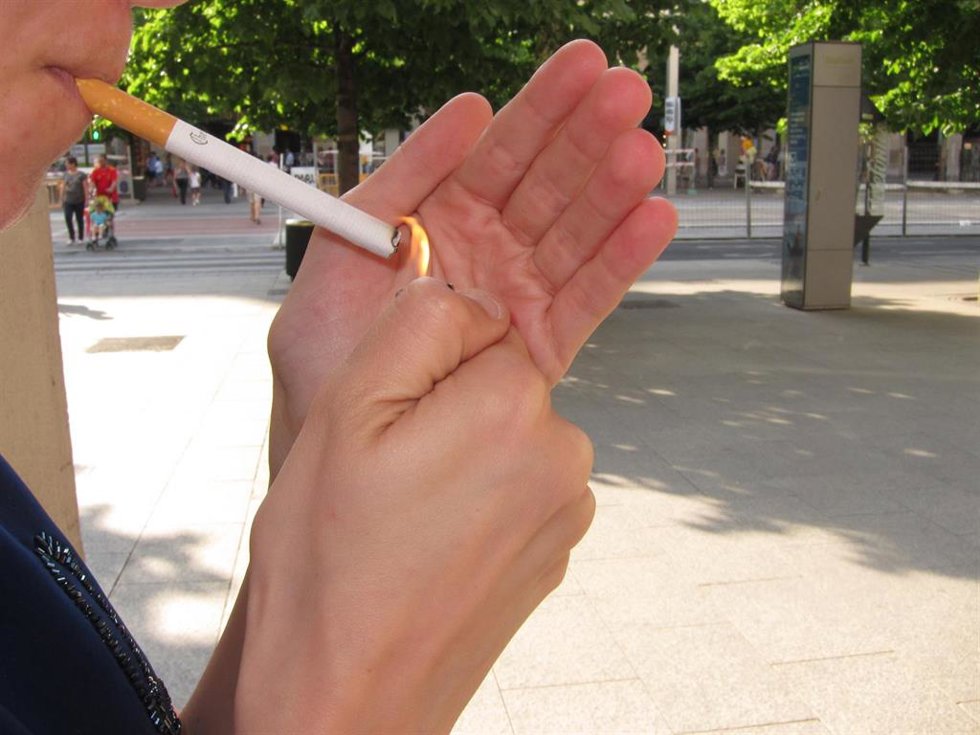Archivo - Una persona se enciende un cigarrillo.