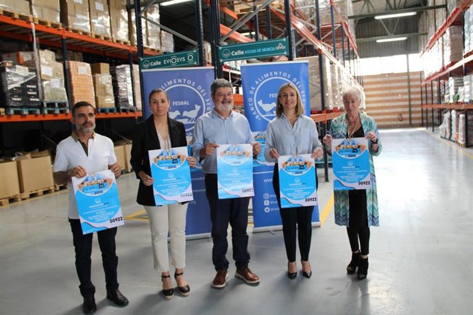 La consejera en funciones de Política Social, Familias e Igualdad, Conchita Ruiz, junto al presidente del Banco de Alimentos del Segura, José García-Galbis, la directora general de Servicios Sociales y Relaciones con el Tercer Sector, María José García