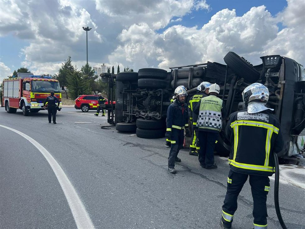 Herido leve el conductor de un camión de basura al volcar en la M-50