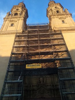 La fachada principal de la concatedral de La Redonda se somete a obras de restauración