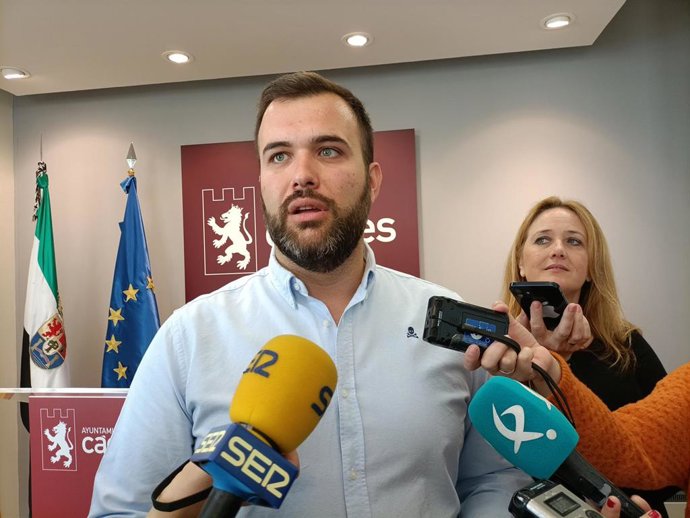 El alcalde en funciones de Cáceres, Luis Salaya, atiende a los medios