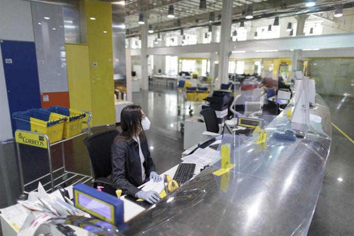 Archivo - CSIF reclama a Correos 10.000 contratos de refuerzo para hacer frente a las elecciones del 23-J. 