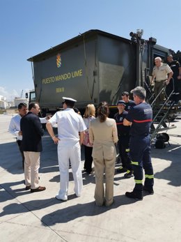 El Puerto de Alicante activa el plan de autoprotección en la simulación de la caída de un contenedor con material contaminante.