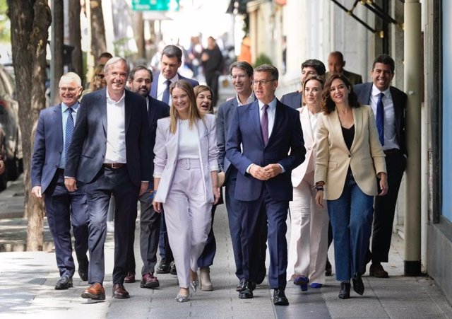 El candidato del PP a la Presidencia del Principado de Asturias, Diego Canga, se dirige con Alberto Núñez Feijóo y dirigentes del PP a la runión de la Junta Directiva Nacional del PP