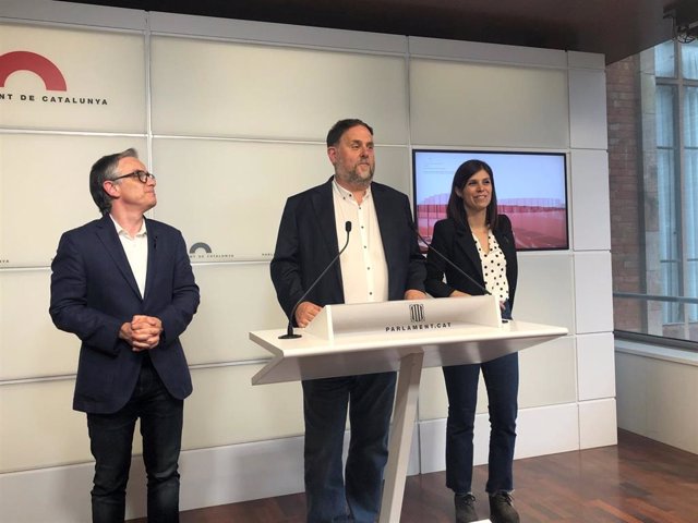 Oriol Junqueras junto a Josep Maria Jové y Marta Vilalta en rueda de prensa.