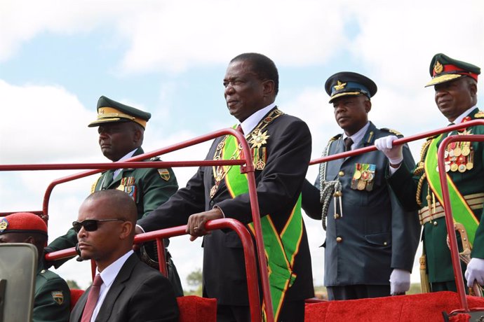 Archivo - MOUNT DARWIN (ZIMBABWE), April 18, 2023  -- Zimbabwean President Emmerson Mnangagwa (C) is seen in a military vehicle during Independence Day celebrations in Mount Darwin, Mashonaland Central Province, Zimbabwe, on April 18, 2023. Zimbabwe mar