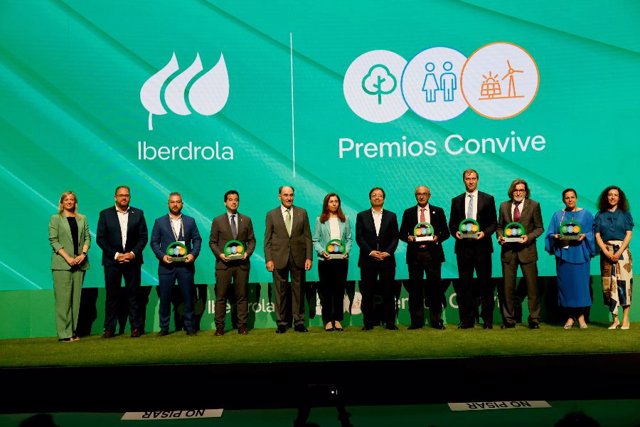 El presidente de Iberdrola, Ignacio Galán, junto a los premiados en la primera edición de los Premios Convive.