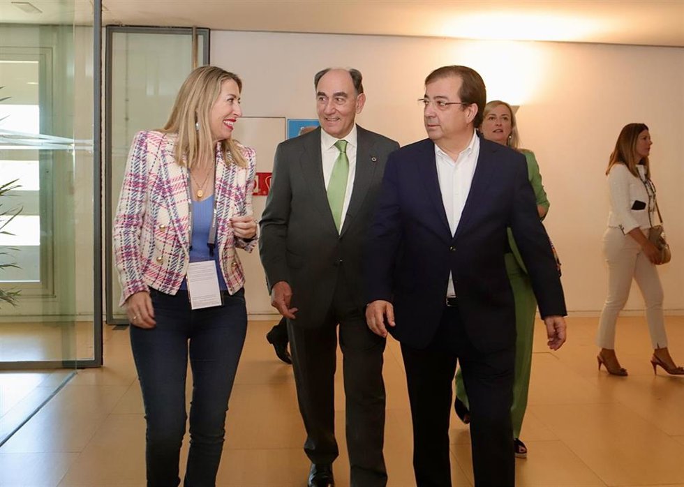 El presidente de la Junta en funciones, Guillermo Fernández Vara, y la presidenta del PP de Extremadura, María Guardiola, charlan con el presidente de Iberdrola, Ignacio Galán, en su primer encuentro público en Mérida tras las elecciones del 28M