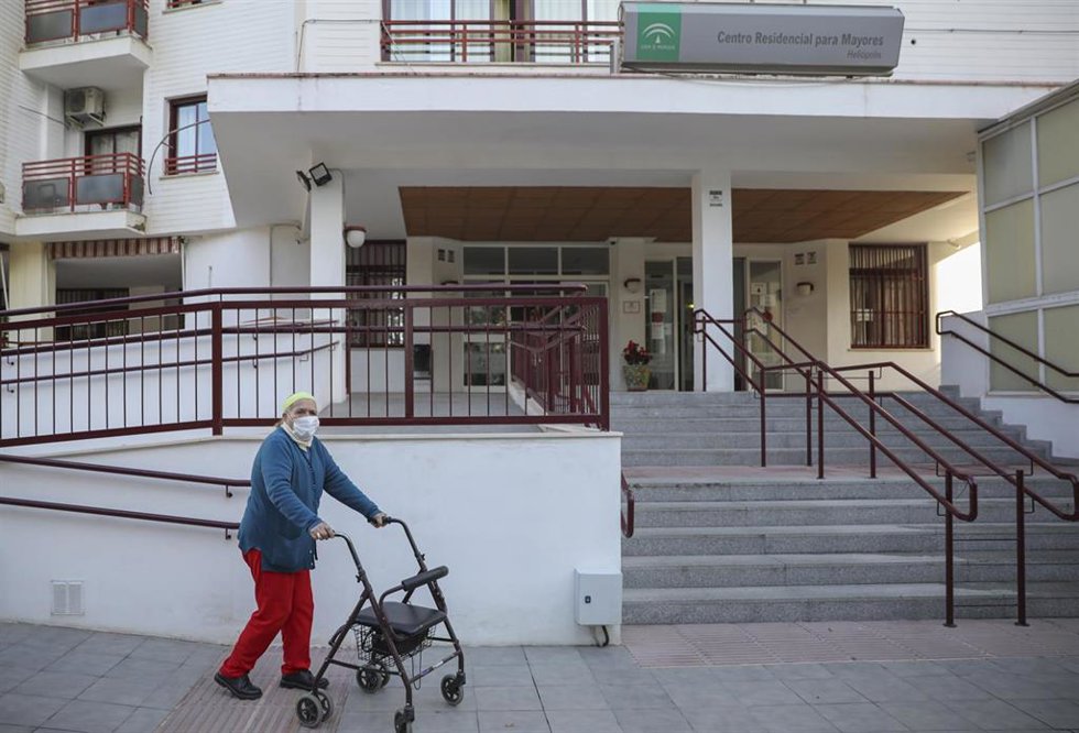 Archivo - Una anciana sale de un centro residencial para mayores. Imagen de archivo.