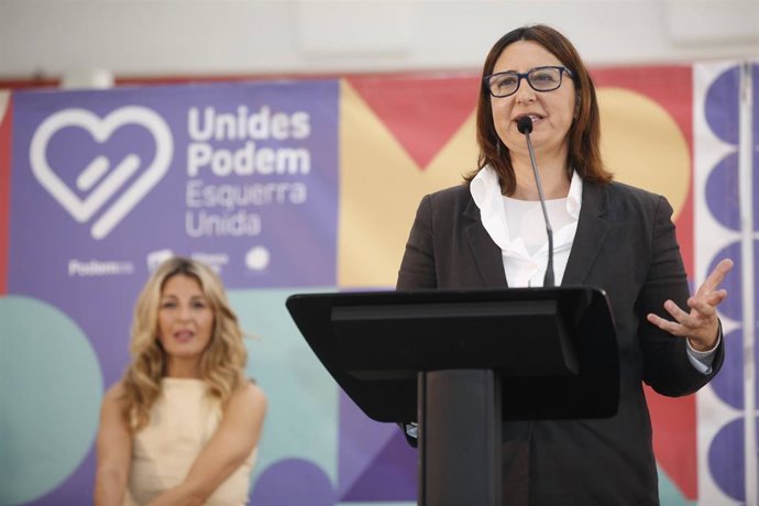 La vicepresidenta segunda del Gobierno y líder del proyecto Sumar, Yolanda Díaz (i), y la coordinadora general de EUPV, Rosa Pérez (d), durante un acto de Unides Podem