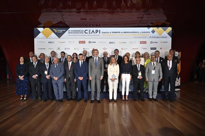 S.M. el Rey, Núria Vilanova y una comitiva de empresarios asistentes al VI Congreso Iberoamericano CEAPI