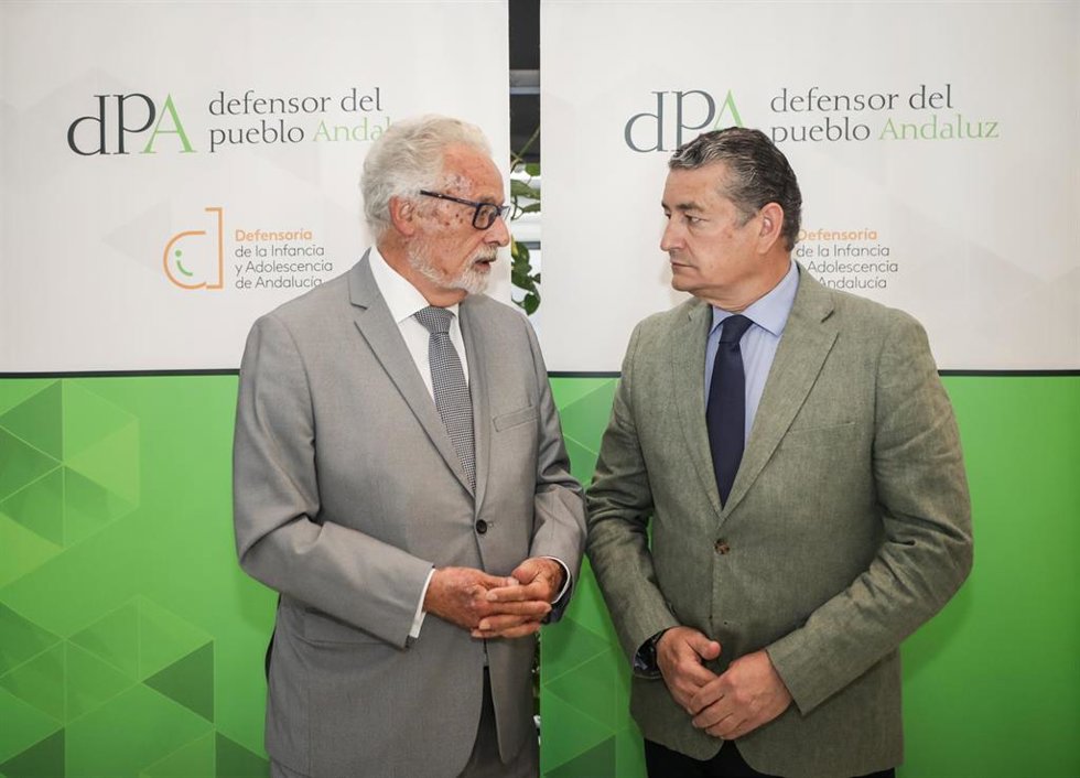 El consejero de la Presidencia, Interior, Diálogo Social y Simplificación Administrativa, Antonio Sanz, y el defensor del Pueblo, Jesús Maetzu 