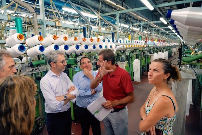 Archivo - El conseller Arcadi España visita la fábrica de la empresa Marie Claire, en una imagen de archivo