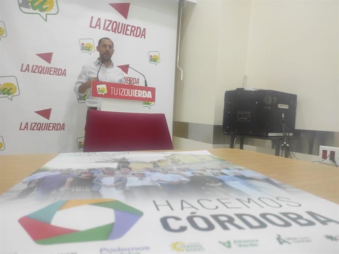 El coordinador provincial de IU Córdoba, Sebastián Pérez, durante la rueda de prensa.
