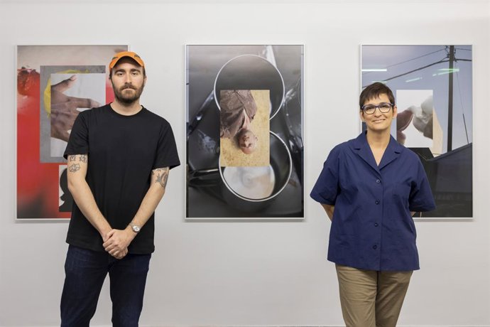 La Directora Del IVAM Y Comisaria, Nuria Enguita, Junto Al Artista, Alberto Feijóo, Presentan La Muestra 'Trascity'
