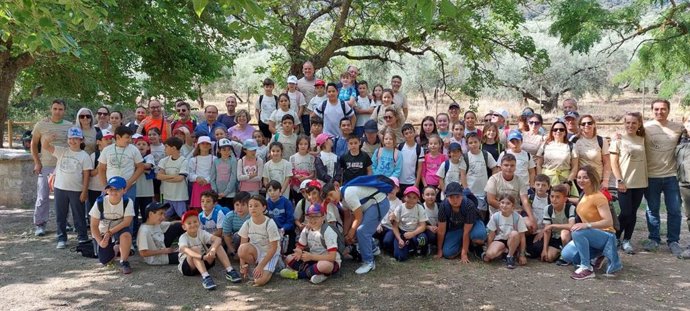 Alumnos, profesores y padres de alumnos que han participado en la convivencia en el Geoparque Sierras Subbéticas.