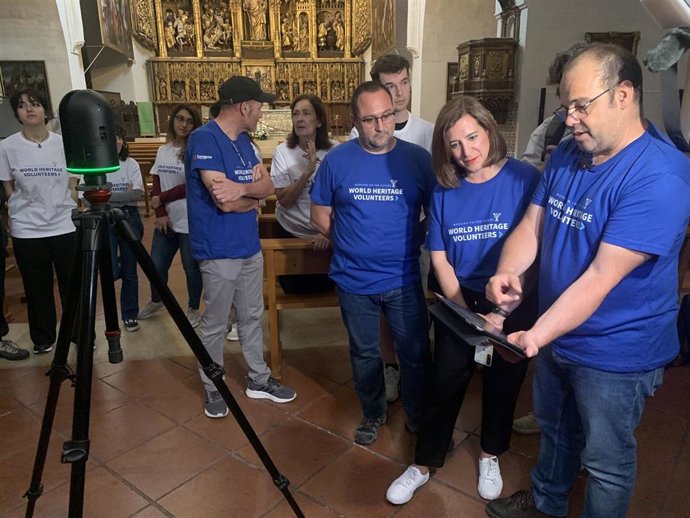 La vicealcaldesa, Sara Fernández, en su visita a la Iglesia de San Pablo.