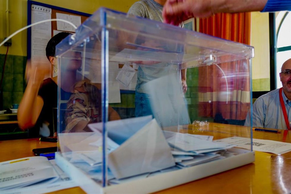 Una persona vota en un colegio electoral, a 28 de mayo de 2023.