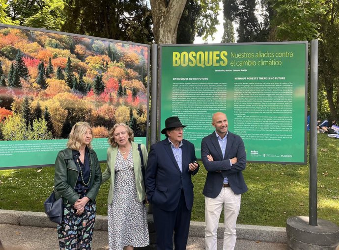 La Directora-Conservadora del Retiro, Caridad Melgarejo; el comisario de la exposición, Joaquín Araújo, y el  director de la DT Centro y Canarias de AXA, Paulino Marcos, durante la presentación el miércoles 31 de mayo en el Retiro.