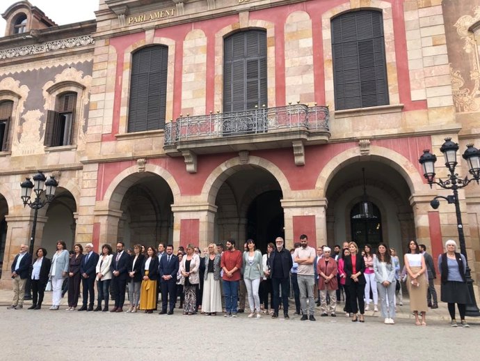 Imatge dels parlamentaris durant el minut de silenci