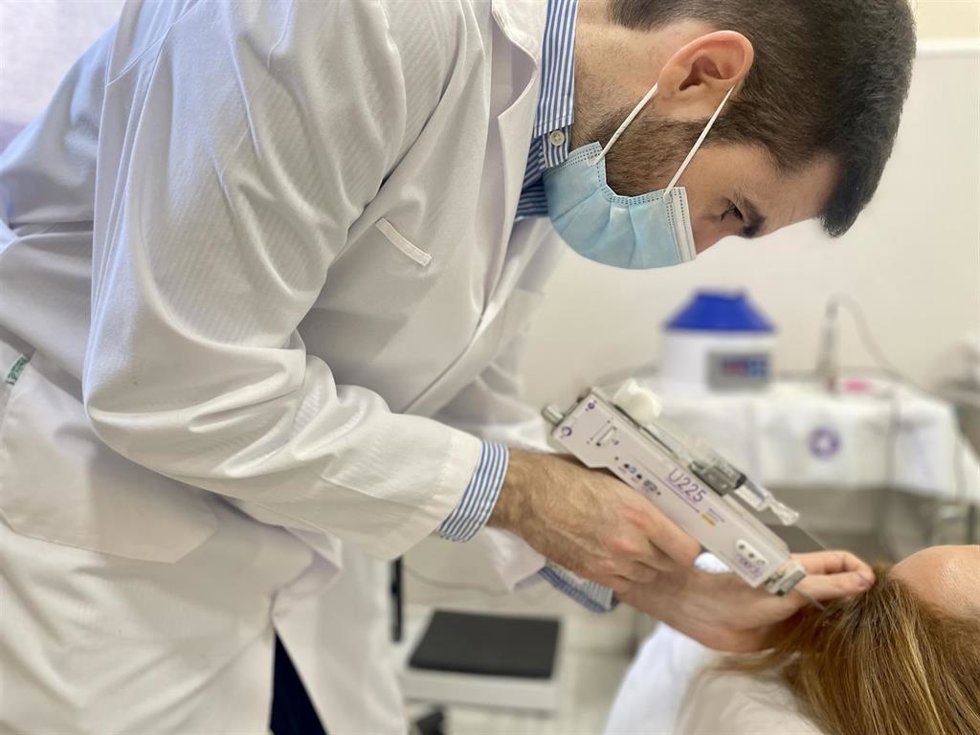 El doctor Tapia atiende a una paciente con problemas capilares.