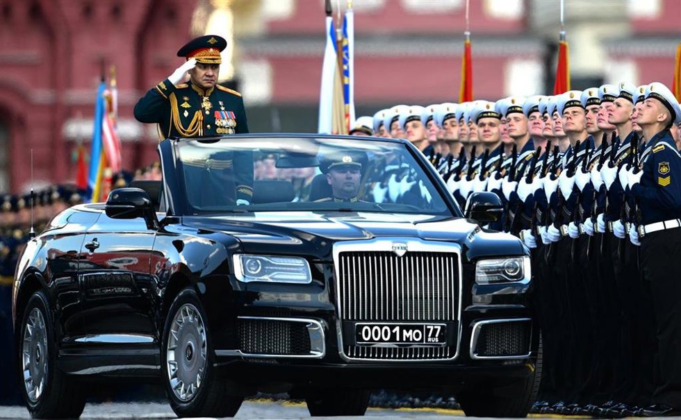 El ministro de Defensa de Rusia, Sergei Shoigu, pasa revista a las tropas en el Día de la Victoria