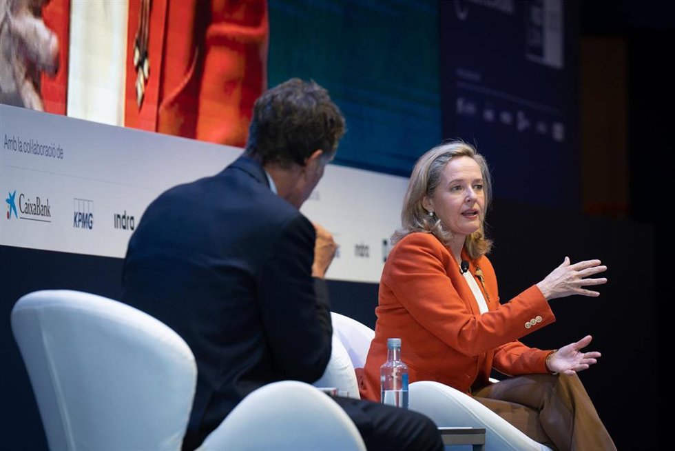 La vicepresidenta primera y ministra de Economía, Nadia Calviño, y el presidente del Cercle d'Economia, Jaume Guardiola, durante la última jornada de la 38 reunión del Cercle dEconomia, en el Hotel W de Barcelona.