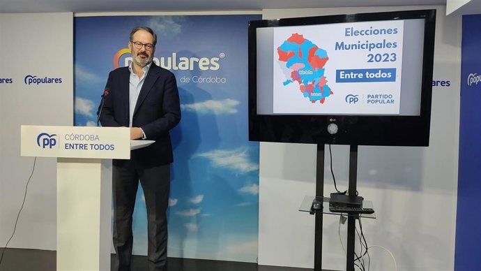 El presidente del PP de Córdoba, Adolfo Molina, en rueda de prensa.